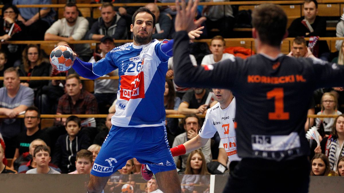 Newspix / Michał Chwieduk / Na zdjęciu: Marko Tarabochia (z piłką) i Mateusz Kornecki