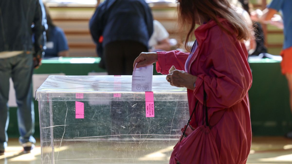 Druga tura wybor�w prezydenckich 2025 - komisje wyborcze
01.06.2025 Warszawa Wybory prezydenckie - druga tura, glosowanie fot. Jacek Dominski/REPORTER
Jacek Dominski/REPORTER
