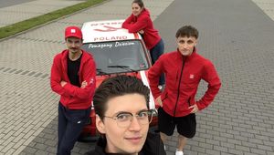 Zamienił rajdówkę na "Malucha". Wszystko po to, by pomagać dzieciom