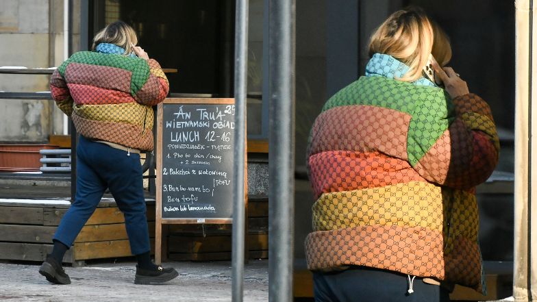Karolina Szostak odbiera jedzenie na wynos