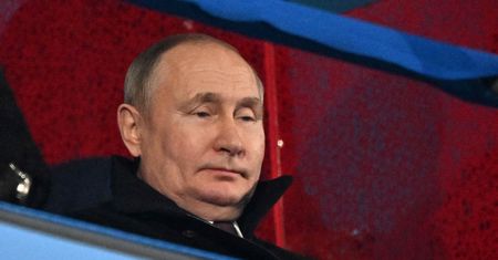Samotność Putina. Wokół niego zostali tylko potakiwacze, którzy do wojny prą z całych sił [ANALIZA]