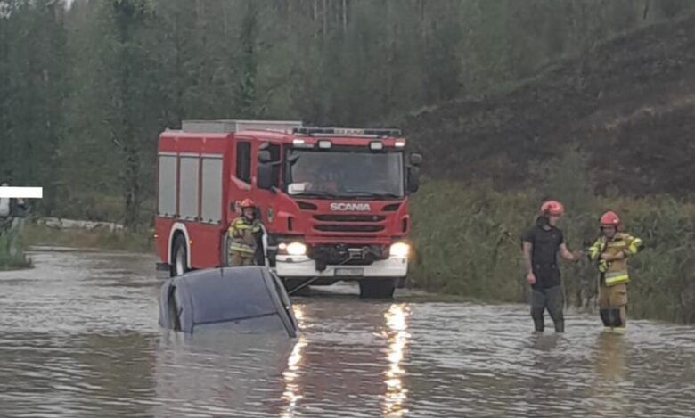 Woda porwała auto 