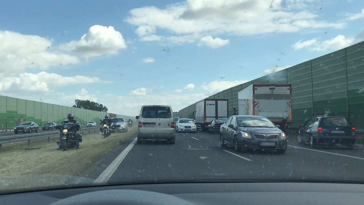 Kierowcy utworzyli korytarz życia. Inni pojechali nim pod prąd