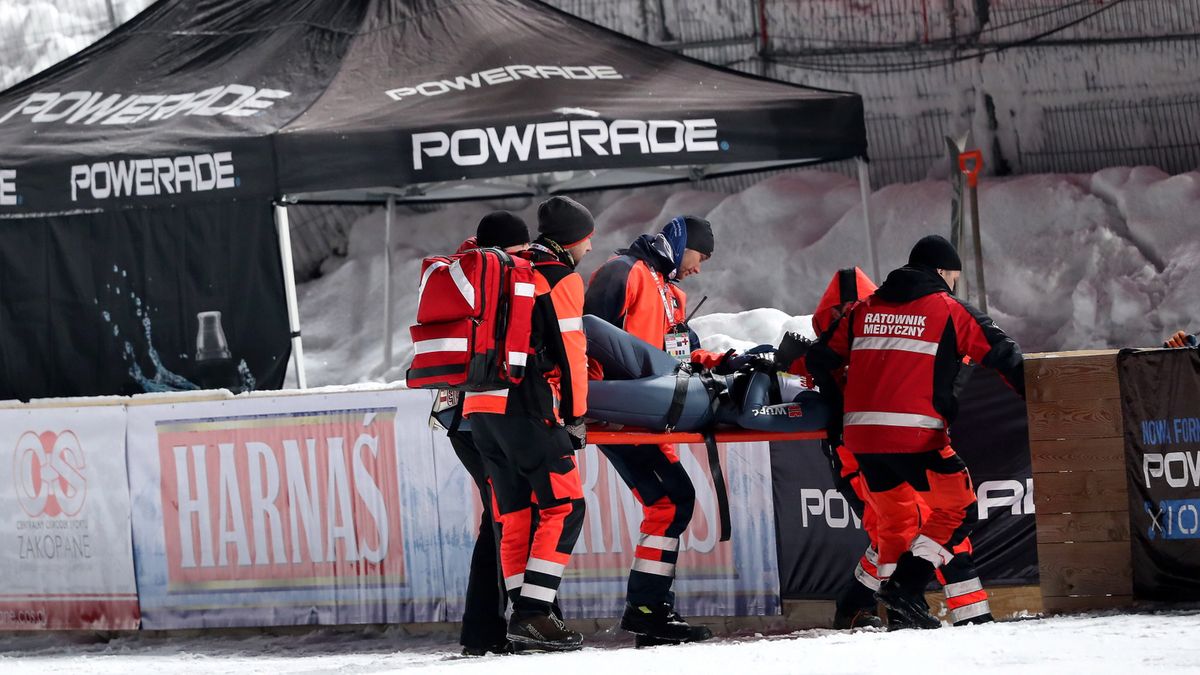 PAP / Grzegorz Momot / Na zdjęciu: Niemiec David Siegel opuszcza skocznię na noszach podczas 2. serii skoków konkursu drużynowego zawodów Pucharu Świata w skokach narciarskich
