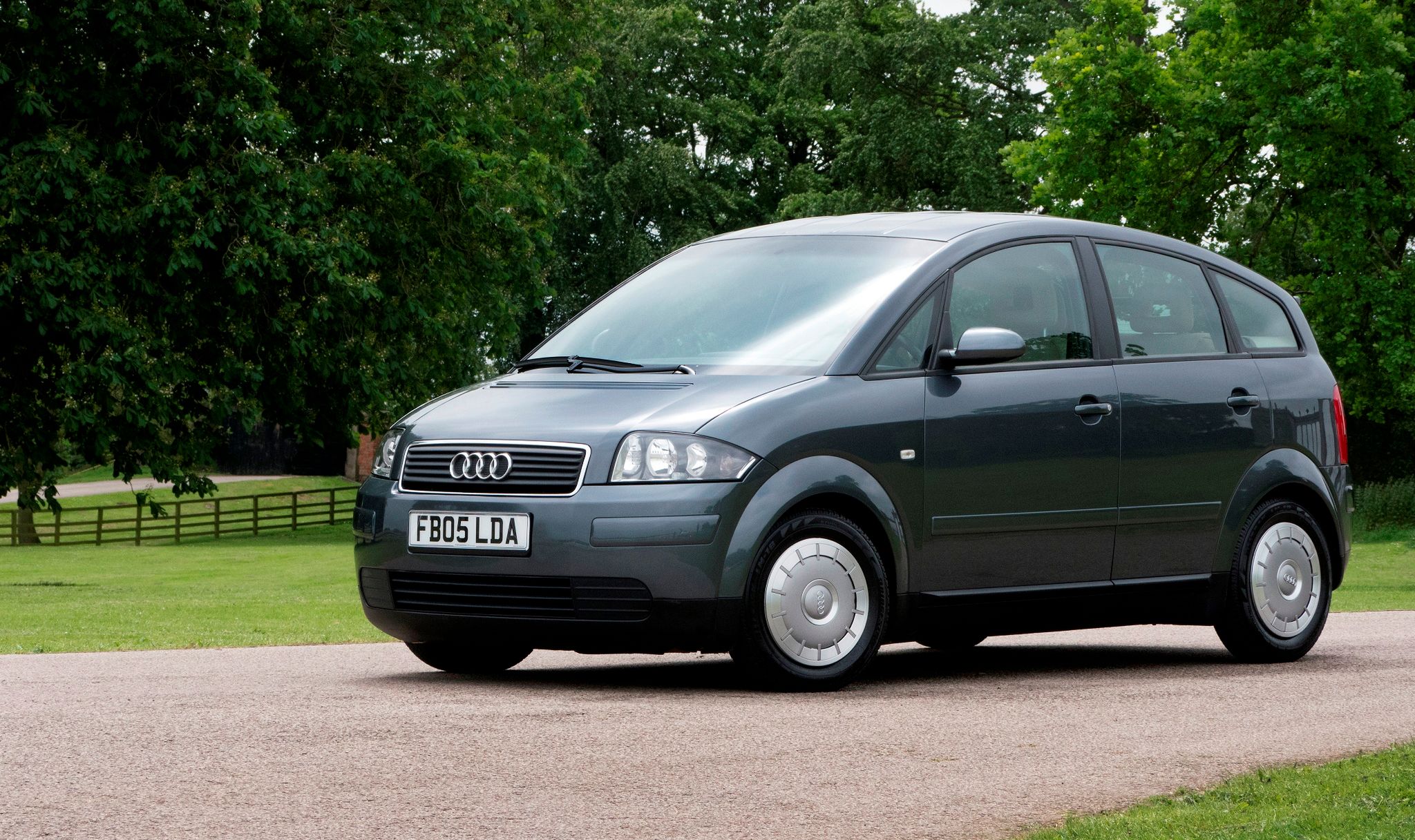 Audi A2 TDI 3L - ma małe koła i aerodynamiczne kołpaki, nie ma wyposażenia, a zbiornik na paliwo ma pojemność 20 litrów