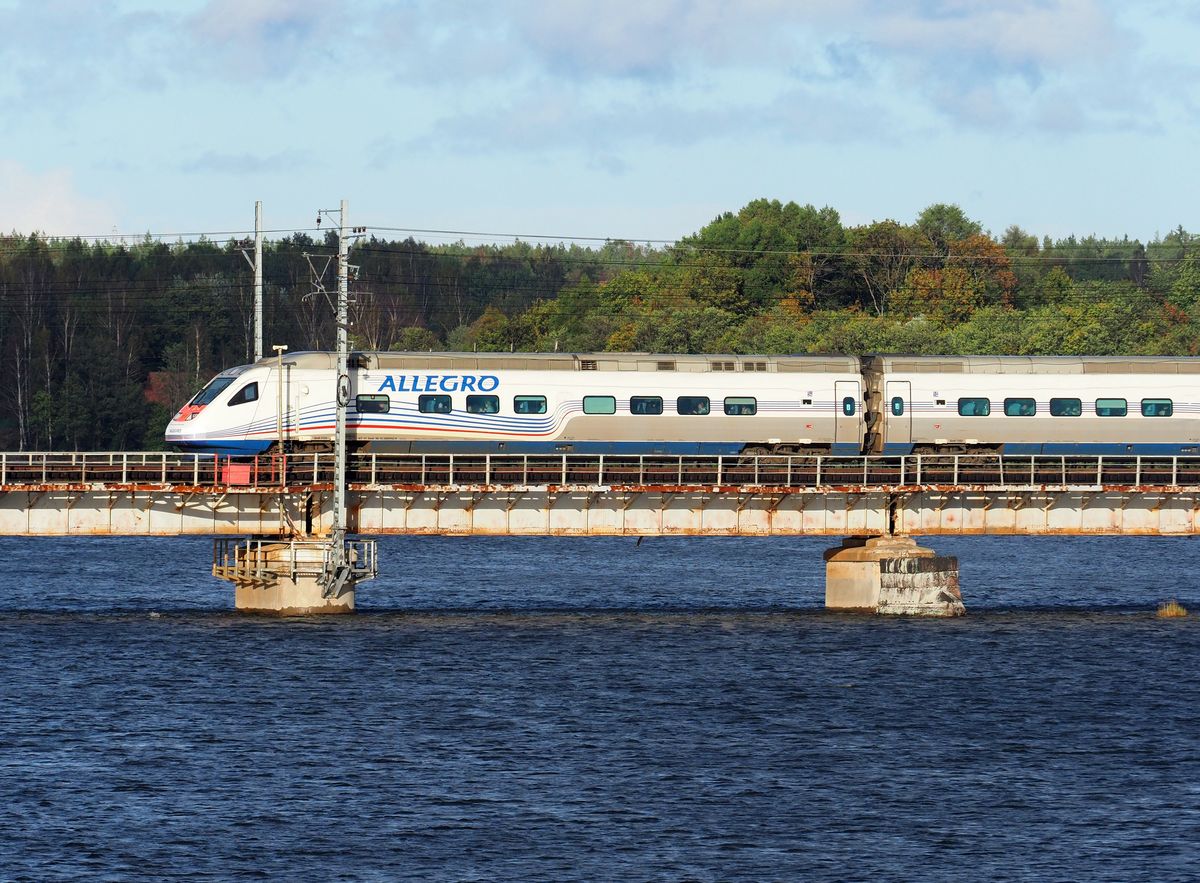 Pociąg Allegro na moście na Zatoce Wyborskiej w Rosji