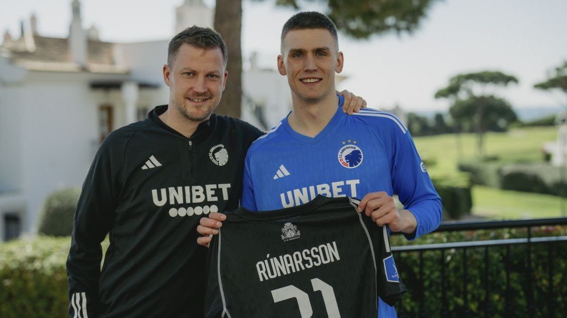 Materiały prasowe / Gaston Szerman, FCK Media / Runar Alex Runarsson po podpisaniu kontraktu z FC Kopenhaga