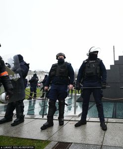 "Bałwan terrorysta"? Śnieżna figurka miała zagrażać pomnikowi smoleńskiemu