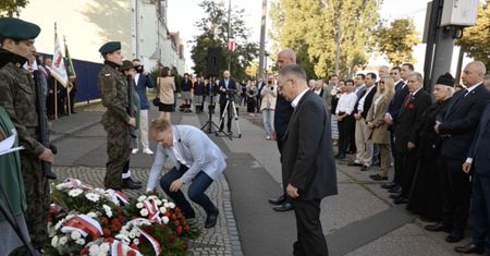 Poznań oddaje hołd bohaterom Czerwca '56. Kwiaty przed bramą Fabryki Pojazdów Szynowych