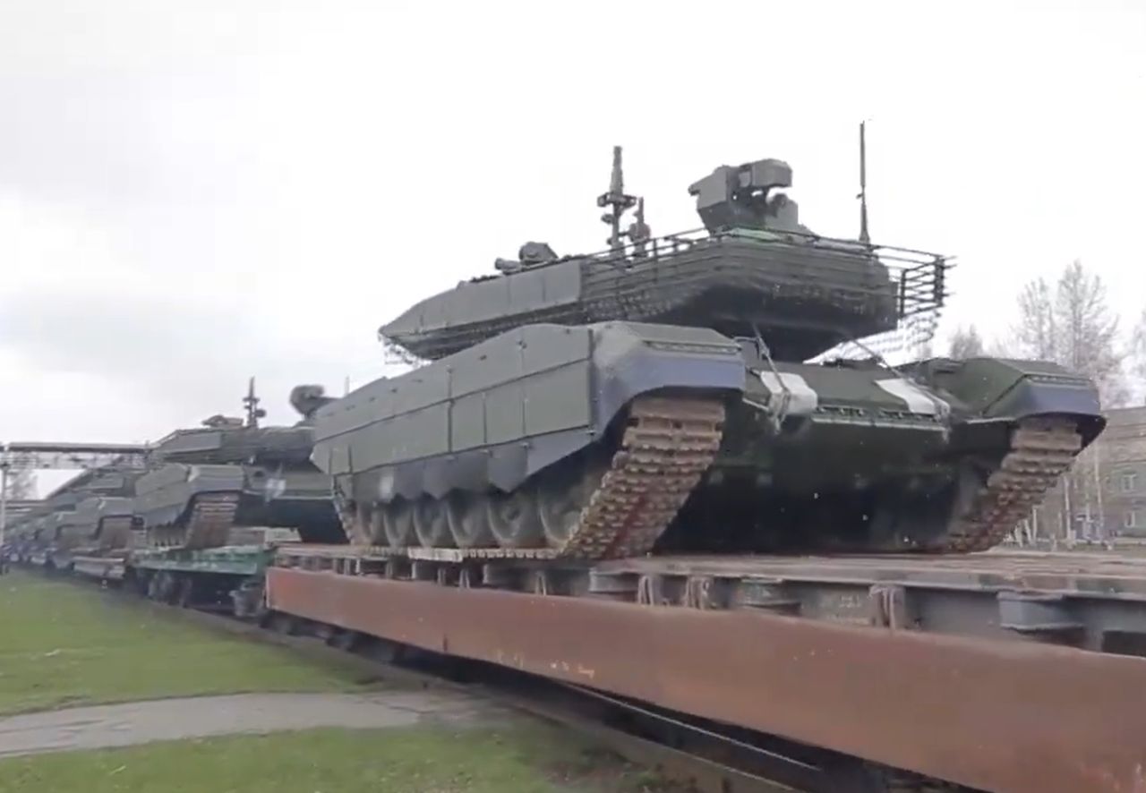 Russian T-90M Proryw tanks roll towards Ukraine in latest show of force