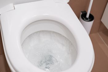 Obierz i wrzuć na noc. Rano WC będzie lśnić jak w hotelu