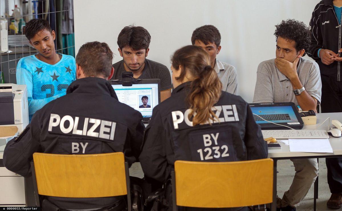 Niemcy chcą sprawniej deportować migrantów. Bundestag przyjął ustawę