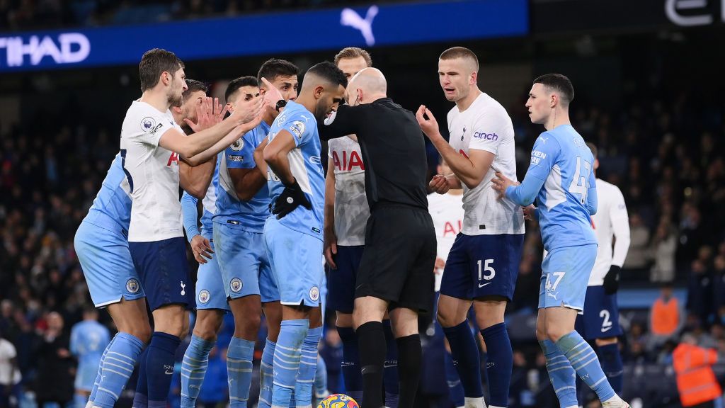 Getty Images / Laurence Griffiths / Na zdjęciu: piłkarze Manchesteru City i Tottenham Hotspur