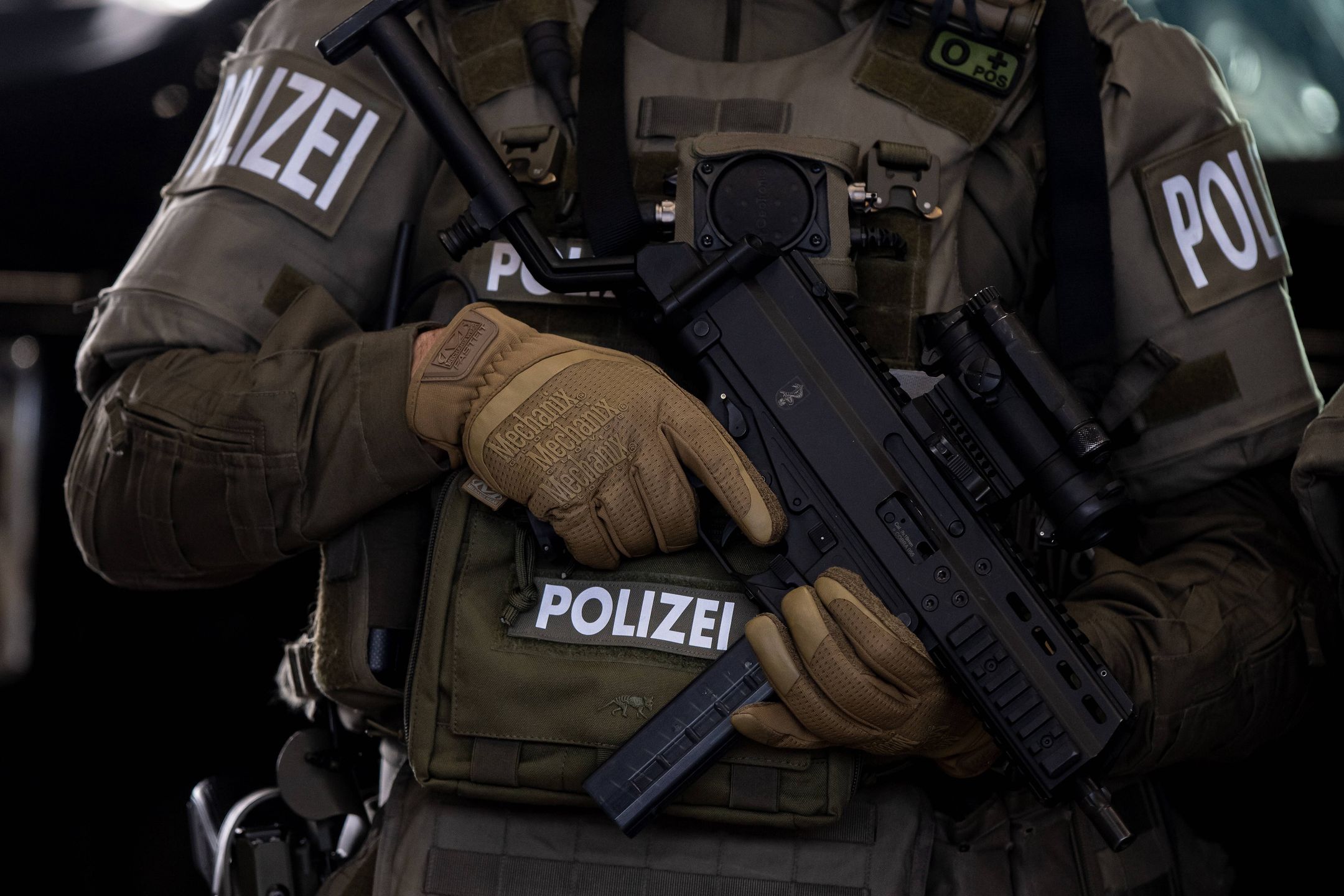 Air marshal emergency exercise at Vienna International Airport
epa10240935 A member of Austrian special forces Cobra of Austrian Police in action during an air marshal emergency exercise to resolve attempted hijacking of aircrafts at the Vienna International Airport, in Schwechat, Austria, 13 October 2022.  EPA/CHRISTIAN BRUNA 
Dostawca: PAP/EPA.
CHRISTIAN BRUNA