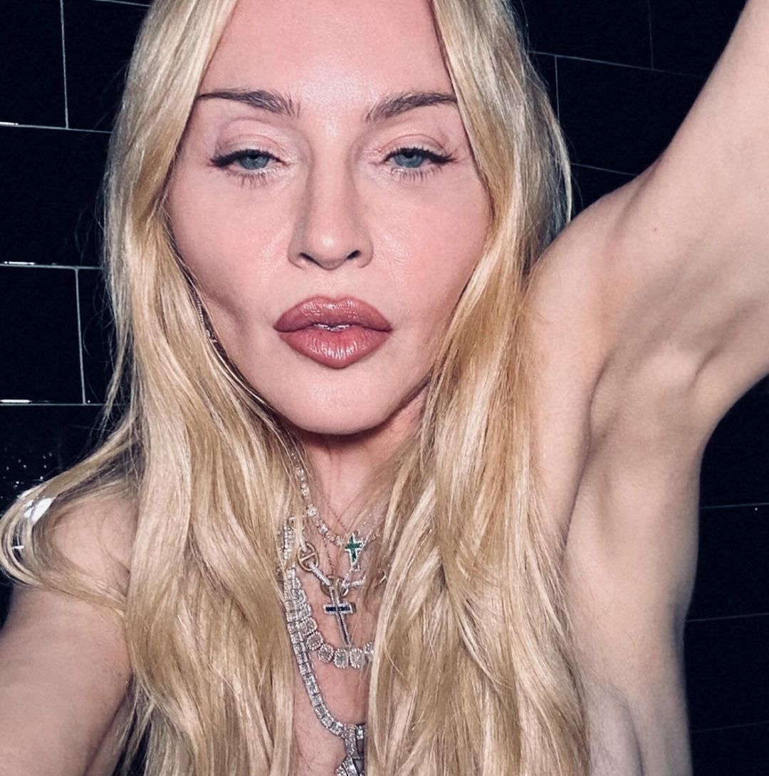 Odmieniona Madonna pozuje topless
