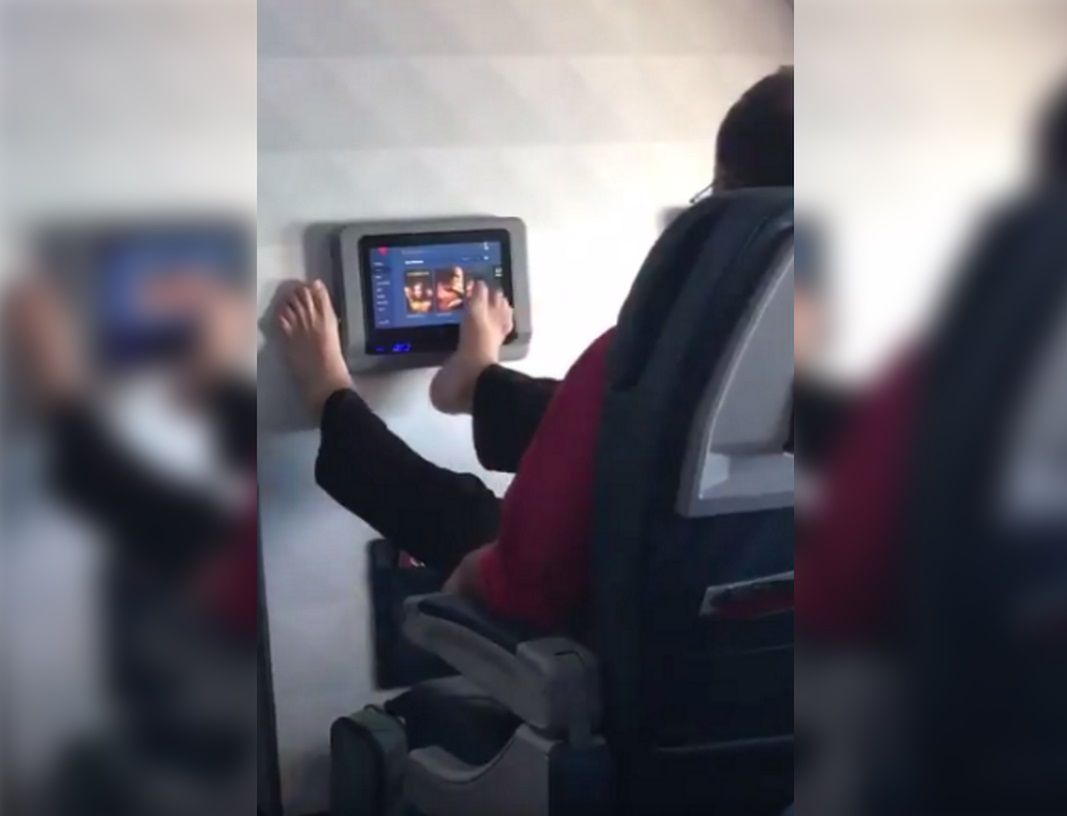 Pasażer przesuwał stopami po ekranie. Wideo ma ponad 10 mln odtworzeń