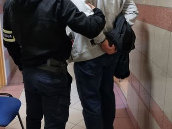 Serock: Poszukiwany skrył się na strychu domu. Matka jego partnerki od razu wydała go policjantom