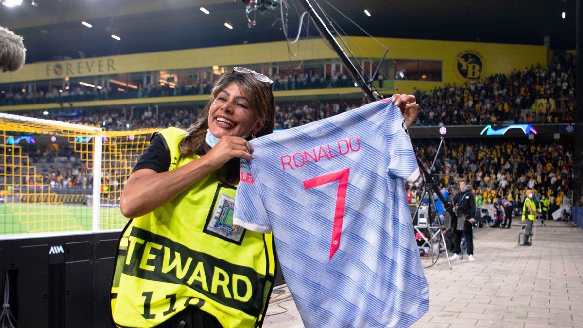 Stewardessa z koszulką od Ronaldo 