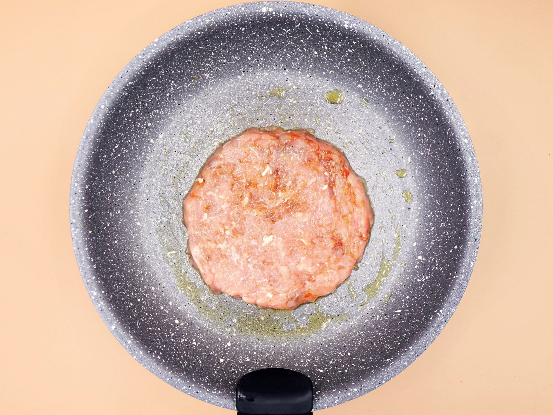 Burger z kurczakiem i ananasem przepis