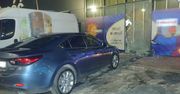 Tarnowskie Góry: Zasłabł na parkingu. Auto staranowało witrynę sklepu