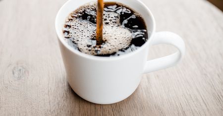 Pijesz kawę w upały? Możesz sobie poważnie zaszkodzić