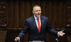 Nawrocki wyszedł do wyborców przed Sejm. Tłum śpiewał "sto lat".
