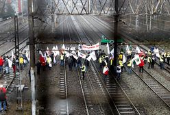 Katowice: związkowcy zablokowali tory. Utrudnienia w ruchu pociągów