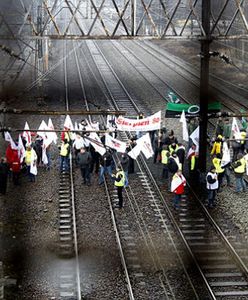 Katowice: związkowcy zablokowali tory. Utrudnienia w ruchu pociągów