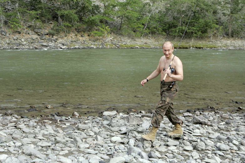 Rosyjski prezydent podczas wypoczynku nad rzeką Chiemczik.