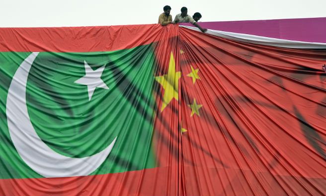 Wielki bilbord z flagami Pakistanu i Chin przygotowywany na wizytę chińskiego prezydenta Xi Jinpinga