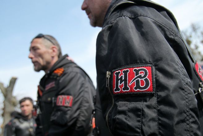Motocykliści z klubu Nocne Wilki Kaliningrad podczas uroczystości z okazji 70. rocznicy zakończenia II wojny światowej, na cmentarzu wojennym w Braniewie