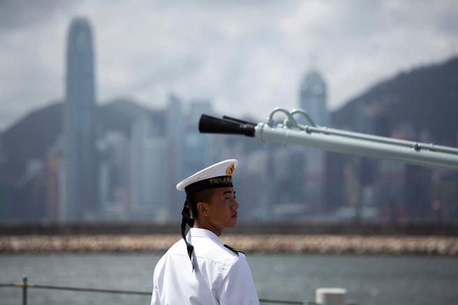 Chiński żołnierz marynarki wojennej u wybrzeży Hongkongu