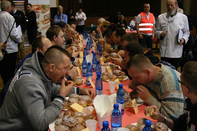 Kto zje szybciej 10 pączków? Mistrzowskie zawody w Poznaniu