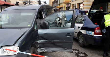 Pościg ulicami Świebodzina. Zniszczone radiowozy
