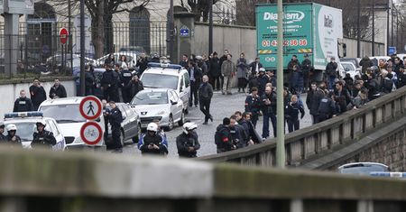 Zamachowcy z Paryża zginęli podczas akcji policji. Akcja też w Paryżu