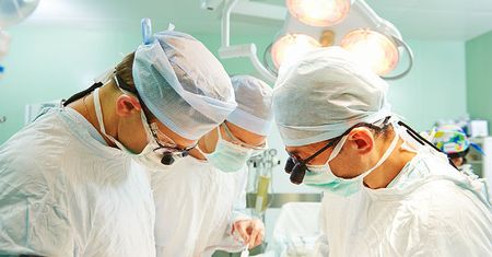 Lekarze przeprowadzili operację mózgu u 15-latka, w trakcie której wybudzono pacjenta