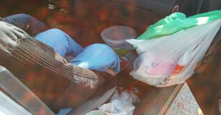 Dwoje starszych ludzi od półtora miesiąca mieszka w samochodzie