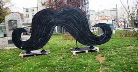 Gdynia wspiera akcję "Movember". W centrum miasta wyrosły wielkie wąsy