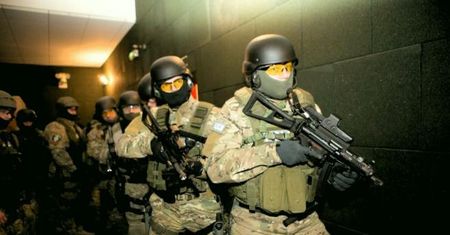 Słupscy uczniowie przechodzą szkolenie, jak postępować w wypadku zamachu terrorystycznego