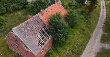 Brzeźnica – zapomniana wieś na Pomorzu. Kiedyś pełna życia, dziś straszy