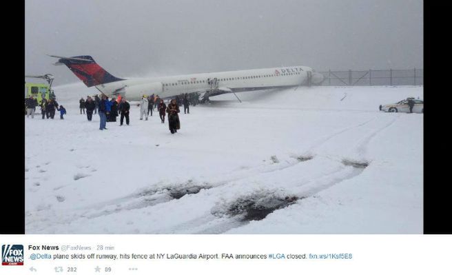 Samolot wypadł z pasa na lotnisku w Nowym Jorku