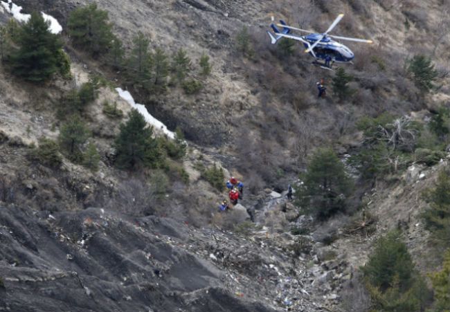 "Le Monde": To kapitan zamknął się w kokpicie airbusa