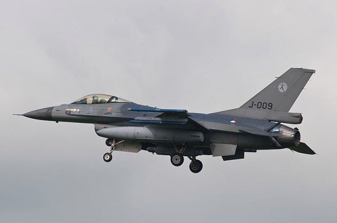Rosyjskie samoloty zaalarmowały NATO. Interweniowały F-16 z Malborka