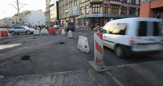 Korki na Kazimierza Wielkiego we Wrocławiu przez nieszczelną rurę