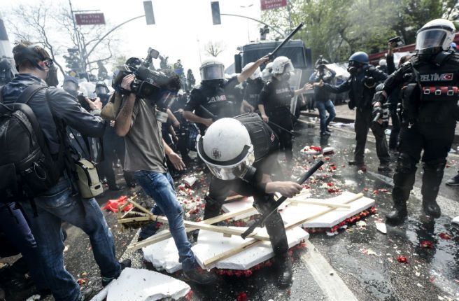 Turcja: starcia demonstrantów z policją koło placu Taksim w Stambule