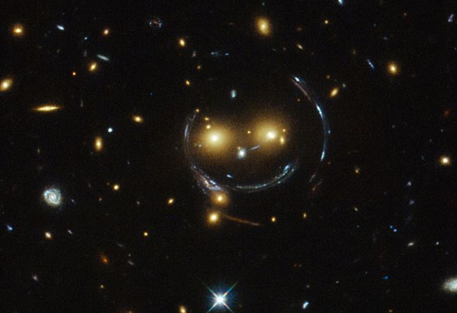 "Uśmiechnięta buźka" na zdjęciu Kosmicznego Teleskopu Hubble'a