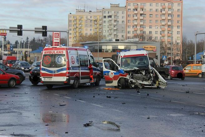 Wypadek w Lesznie. Tir stanął w ogniu po zderzeniu z karetką