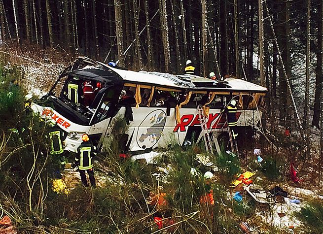 Wypadek autokaru na autostradzie w Niemczech; cztery osoby nie żyją
