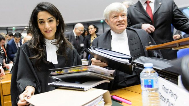 Amal Alamuddin Clooney i drugi prawnik Geoffrey Robertson w Strasburgu