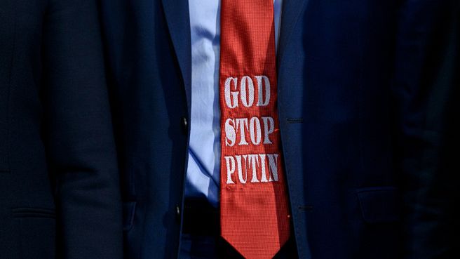 "Boże powstrzymaj Putina" - krawat jednego z ukraińskich deputowanych. Z oceny "FA" wynika, że boska interwencja nie będzie konieczna.